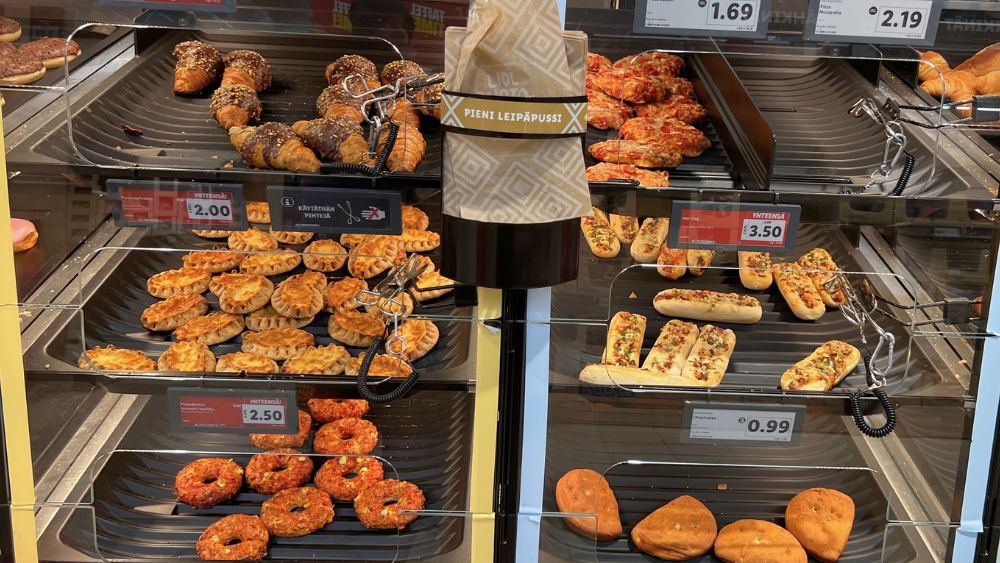 フィンランドのスーパーLidlのベーカリーコーナー